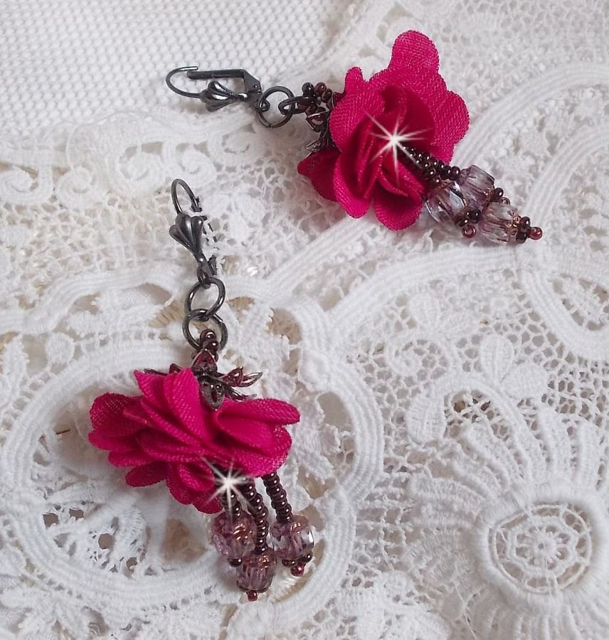 BO Belle Hélène gemaakt met een fuchsia stoffen bloem, Antiek Kristal Brons facetten en rocailles