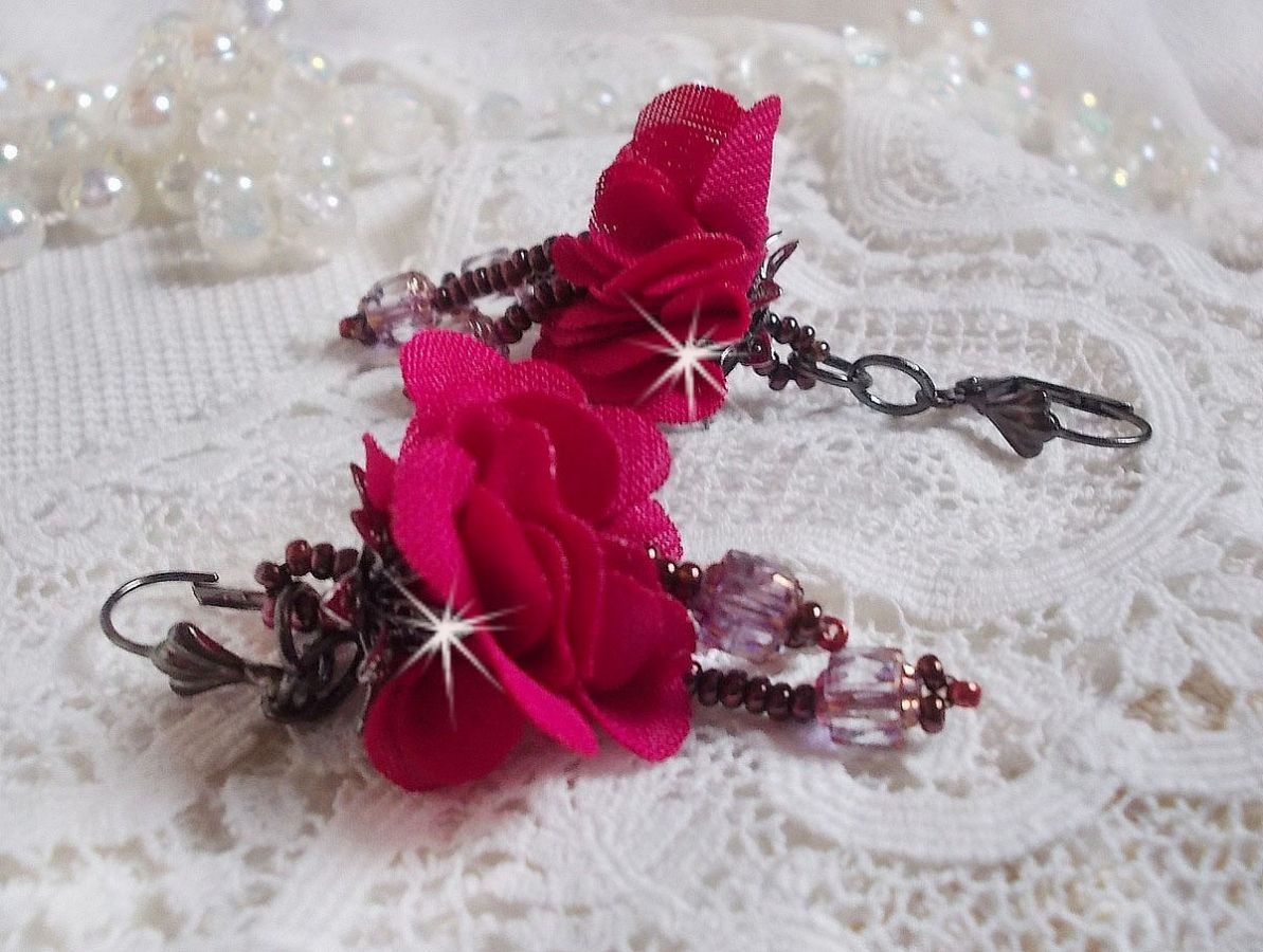 BO Belle Hélène gemaakt met een fuchsia stoffen bloem, Antiek Kristal Brons facetten en rocailles