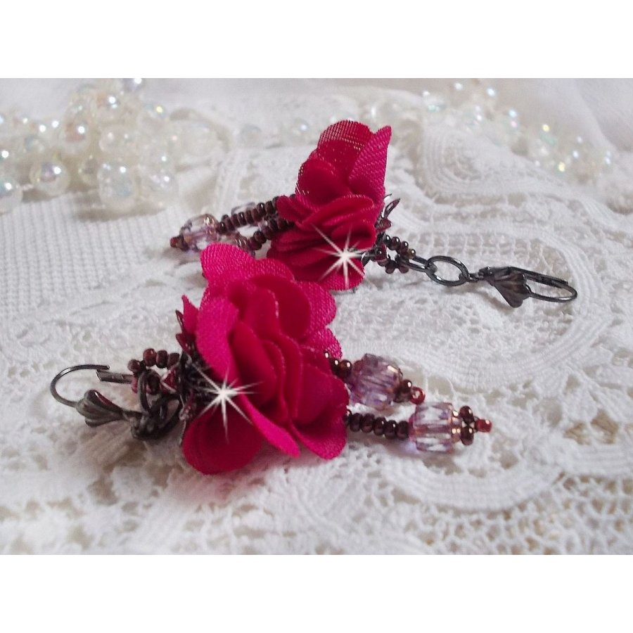 BO Belle Hélène gemaakt met een fuchsia stoffen bloem, Antiek Kristal Brons facetten en rocailles