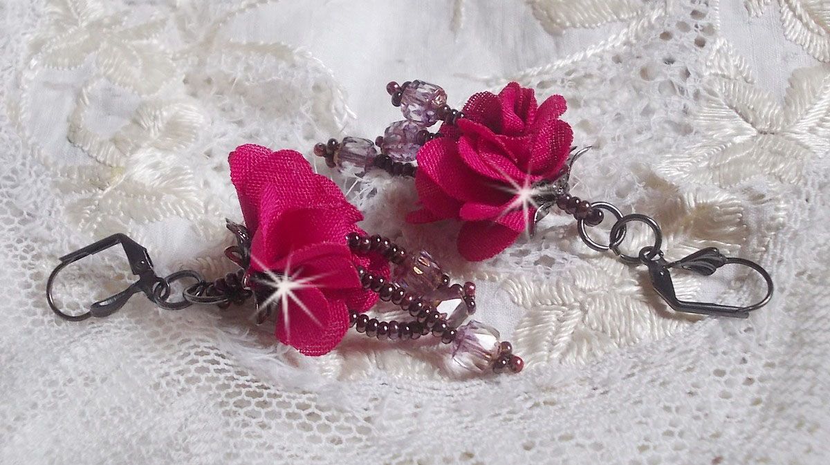 BO Belle Hélène gemaakt met een fuchsia stoffen bloem, Antiek Kristal Brons facetten en rocailles
