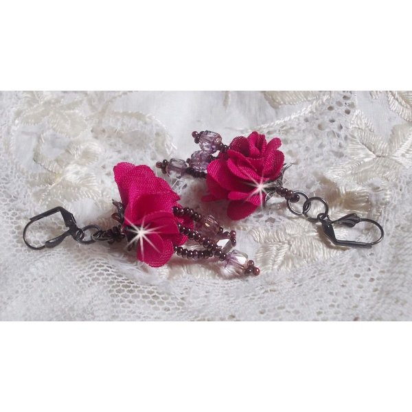 BO Belle Hélène gemaakt met een fuchsia stoffen bloem, Antiek Kristal Brons facetten en rocailles