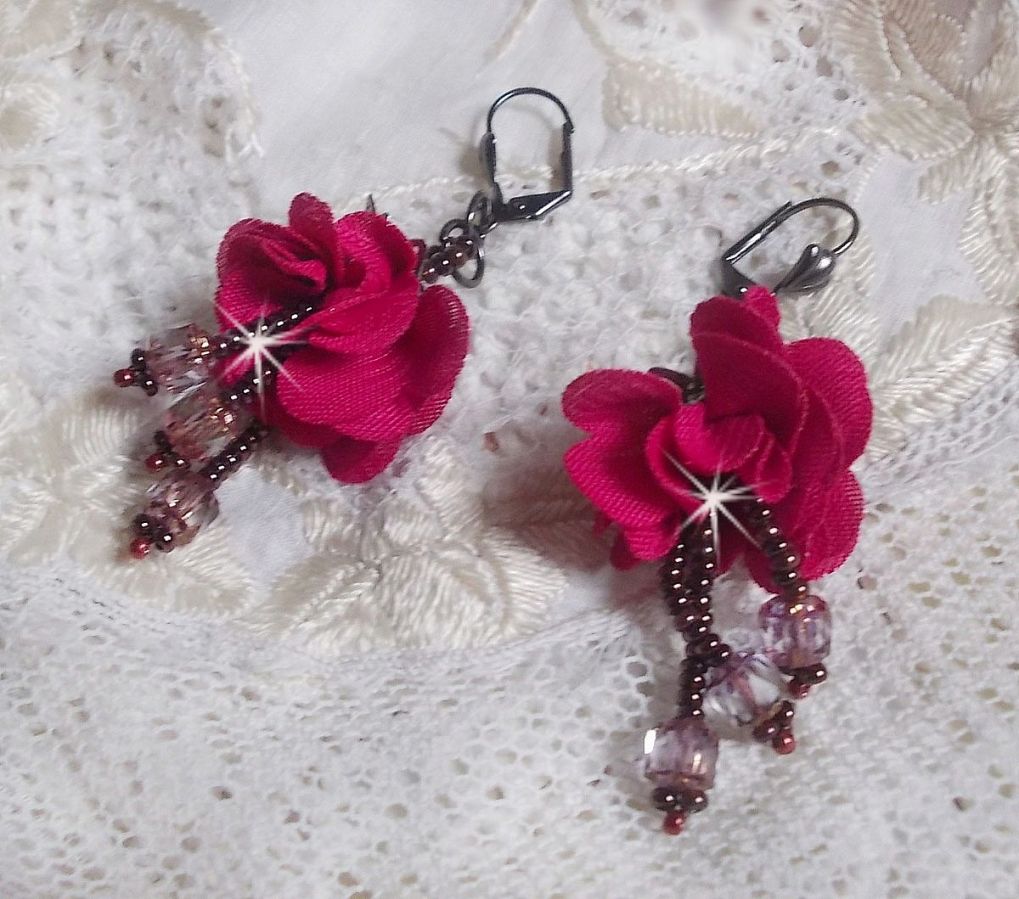 BO Belle Hélène gemaakt met een fuchsia stoffen bloem, Antiek Kristal Brons facetten en rocailles