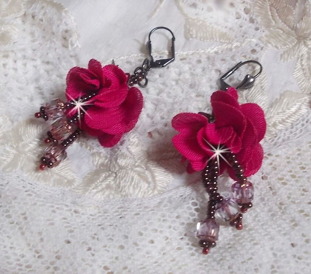 BO Belle Hélène gemaakt met een fuchsia stoffen bloem, Antiek Kristal Brons facetten en rocailles