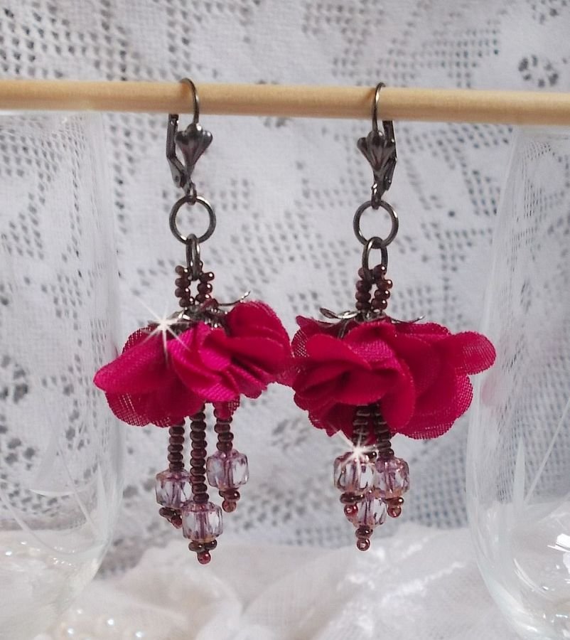 BO Belle Hélène gemaakt met een fuchsia stoffen bloem, Antiek Kristal Brons facetten en rocailles