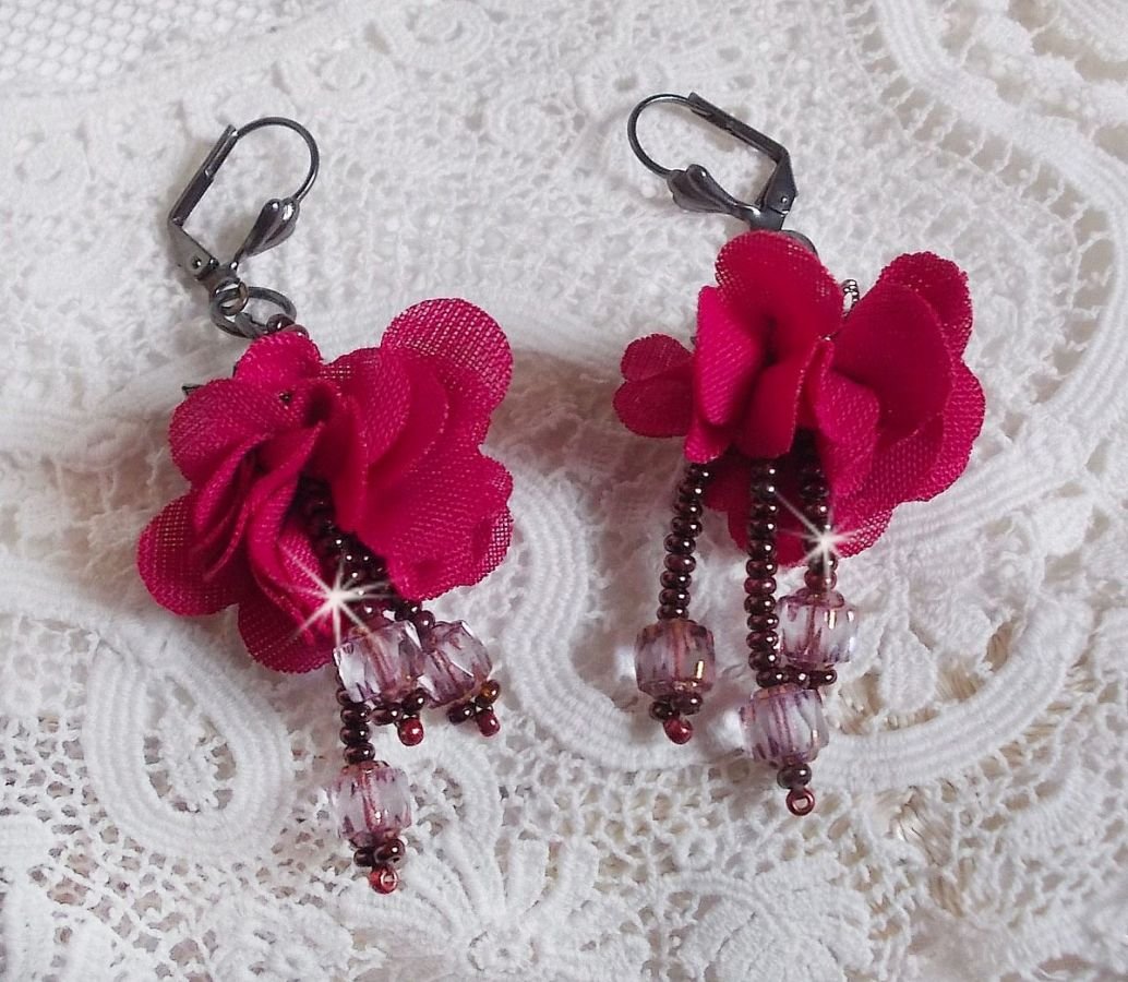 BO Belle Hélène gemaakt met een fuchsia stoffen bloem, Antiek Kristal Brons facetten en rocailles