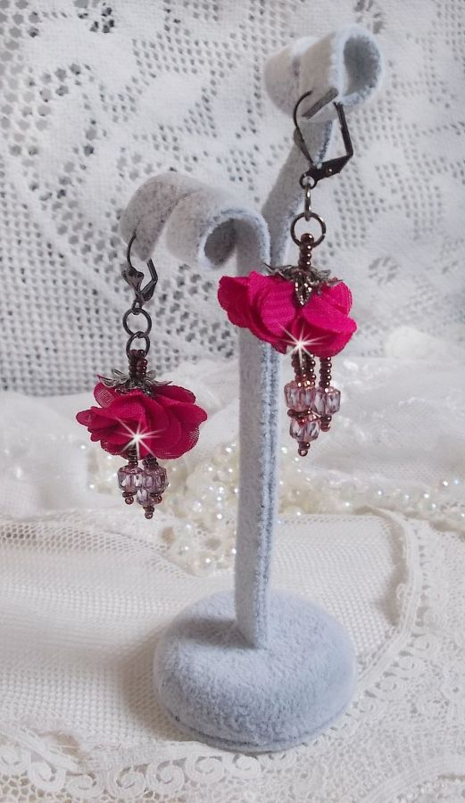 BO Belle Hélène gemaakt met een fuchsia stoffen bloem, Antiek Kristal Brons facetten en rocailles