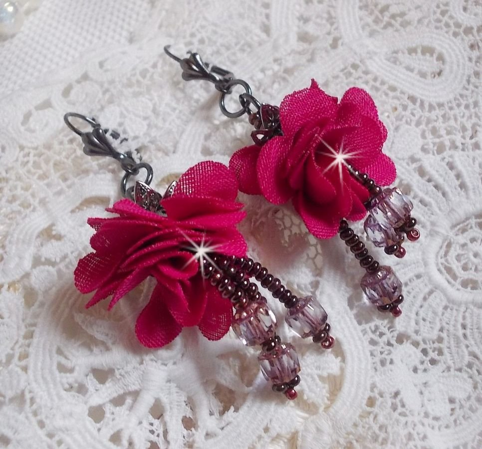 BO Belle Hélène gemaakt met een fuchsia stoffen bloem, Antiek Kristal Brons facetten en rocailles