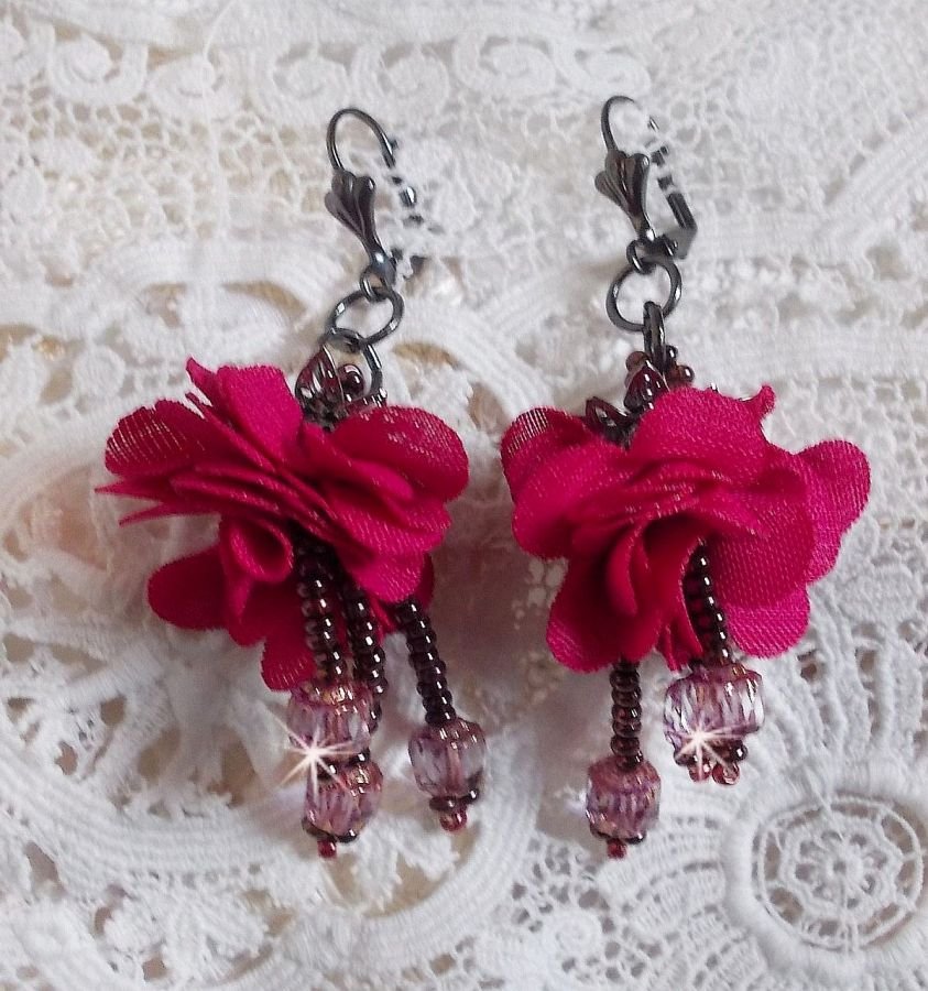 BO Belle Hélène gemaakt met een fuchsia stoffen bloem, Antiek Kristal Brons facetten en rocailles