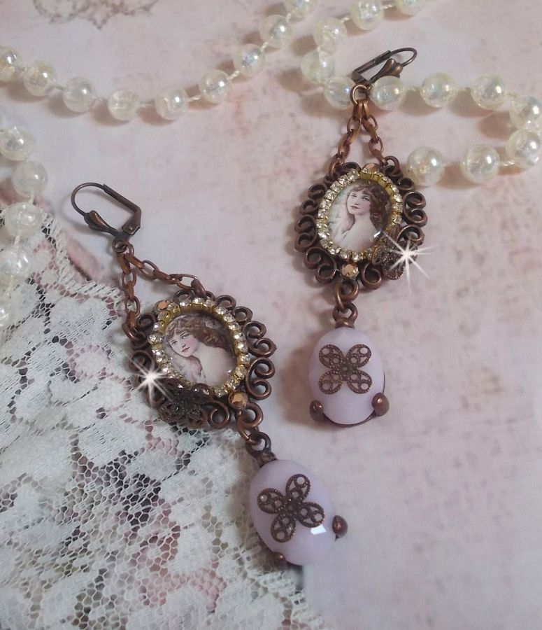 BO Blondy Roses gemaakt met PureCrystal cabochons, vergrootglas cabochons, medaillons en een strass ketting.