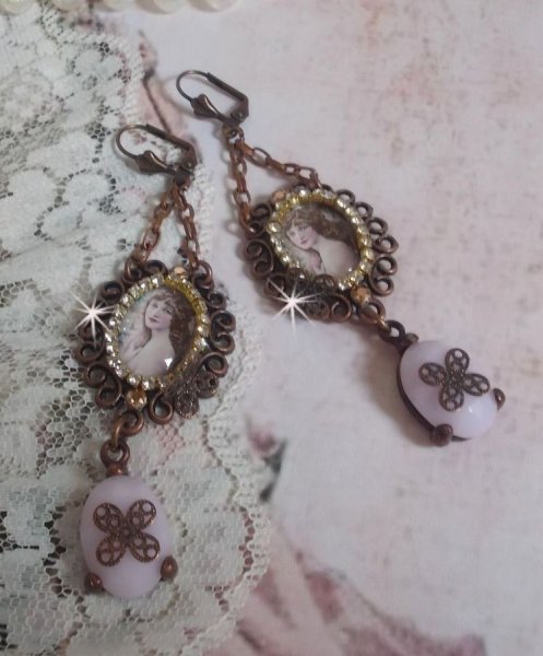 BO Blondy Roses gemaakt met PureCrystal cabochons, vergrootglas cabochons, medaillons en een strass ketting.