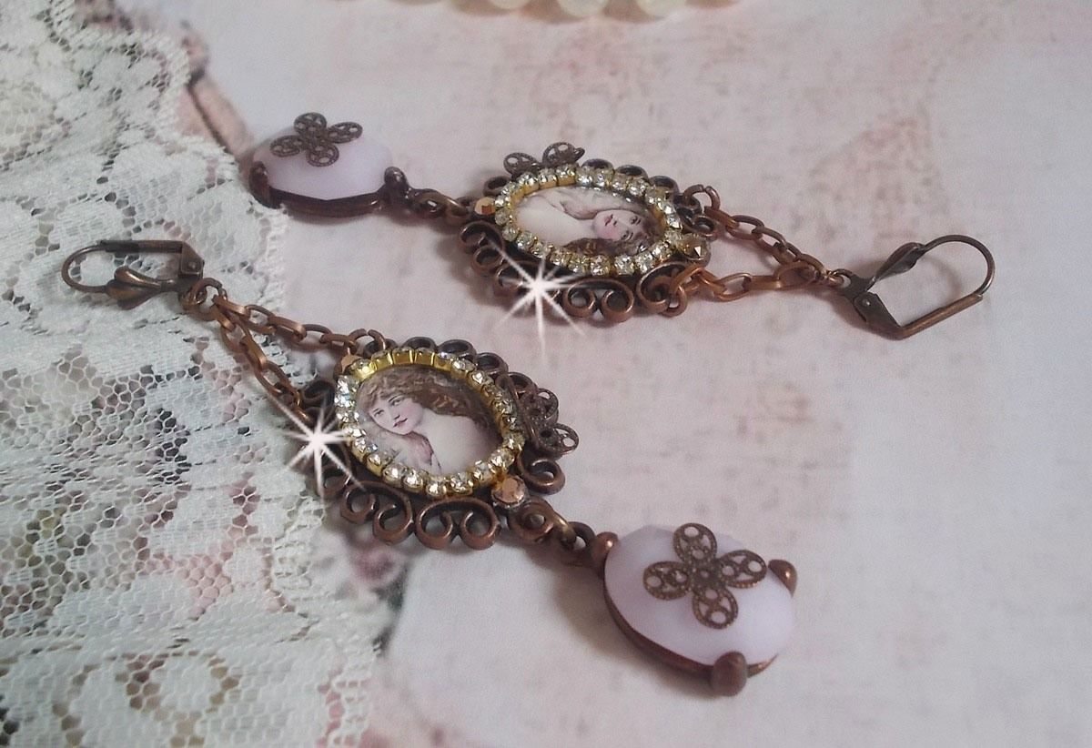 BO Blondy Roses gemaakt met PureCrystal cabochons, vergrootglas cabochons, medaillons en een strass ketting.