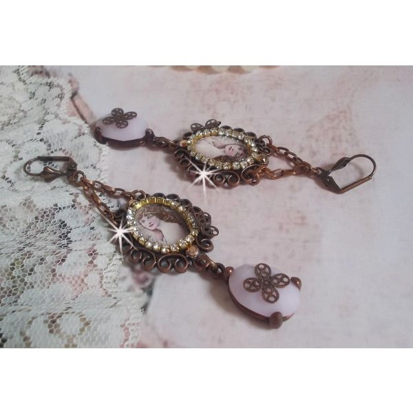 BO Blondy Roses gemaakt met PureCrystal cabochons, vergrootglas cabochons, medaillons en een strass ketting.