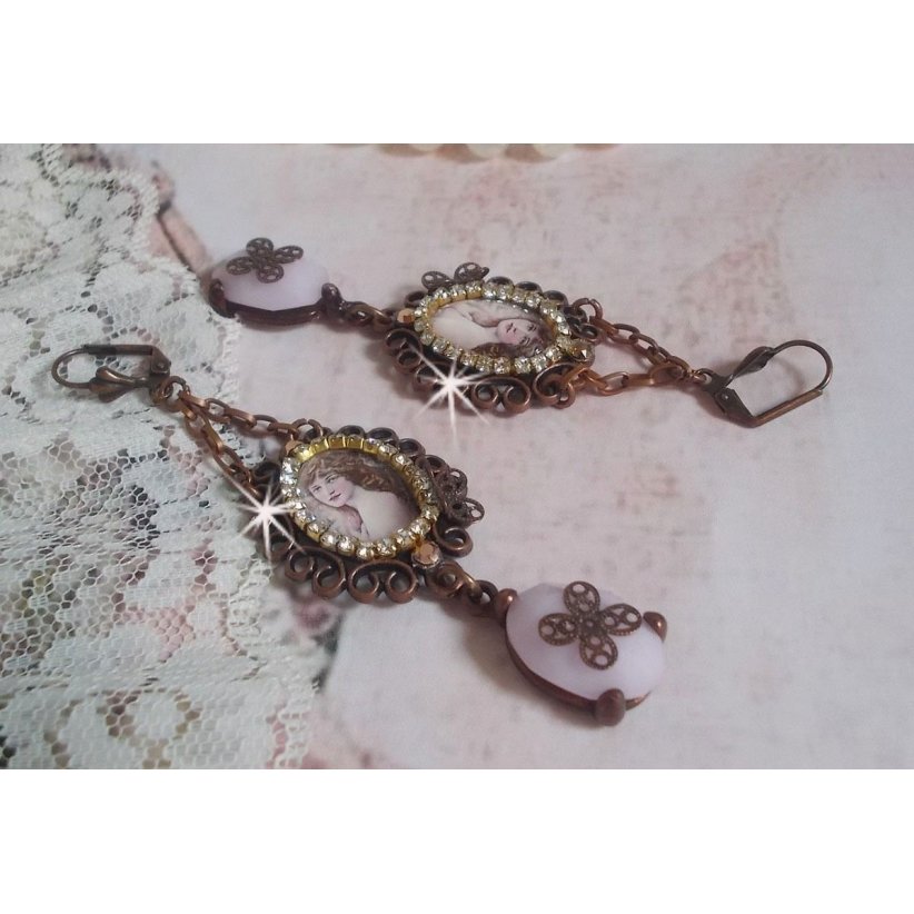 BO Blondy Roses gemaakt met PureCrystal cabochons, vergrootglas cabochons, medaillons en een strass ketting.