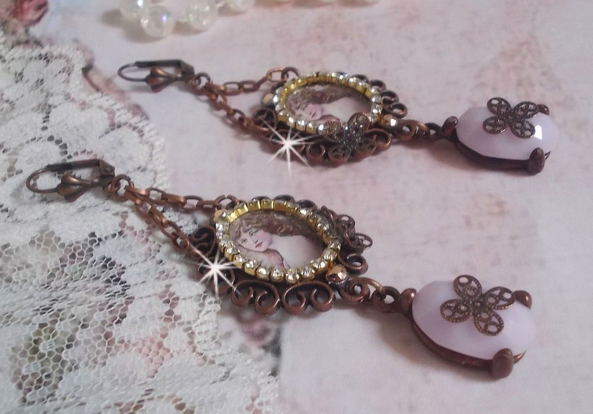 BO Blondy Roses gemaakt met PureCrystal cabochons, vergrootglas cabochons, medaillons en een strass ketting.