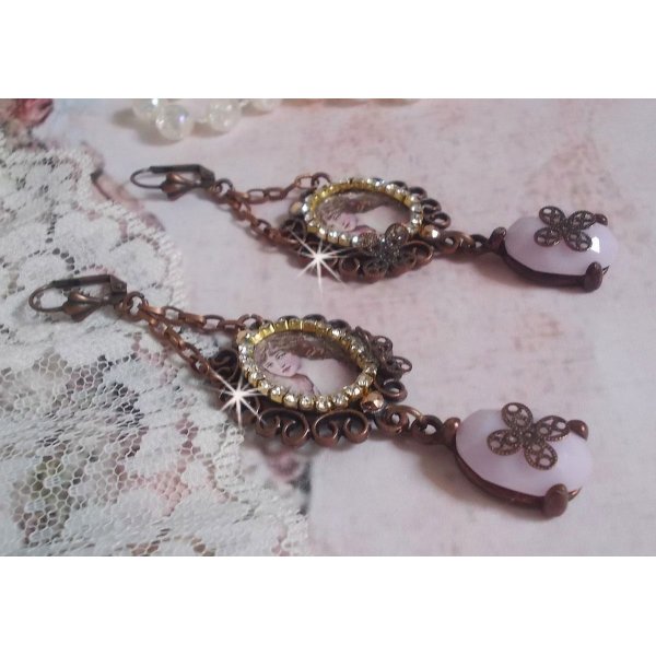 BO Blondy Roses gemaakt met PureCrystal cabochons, vergrootglas cabochons, medaillons en een strass ketting.