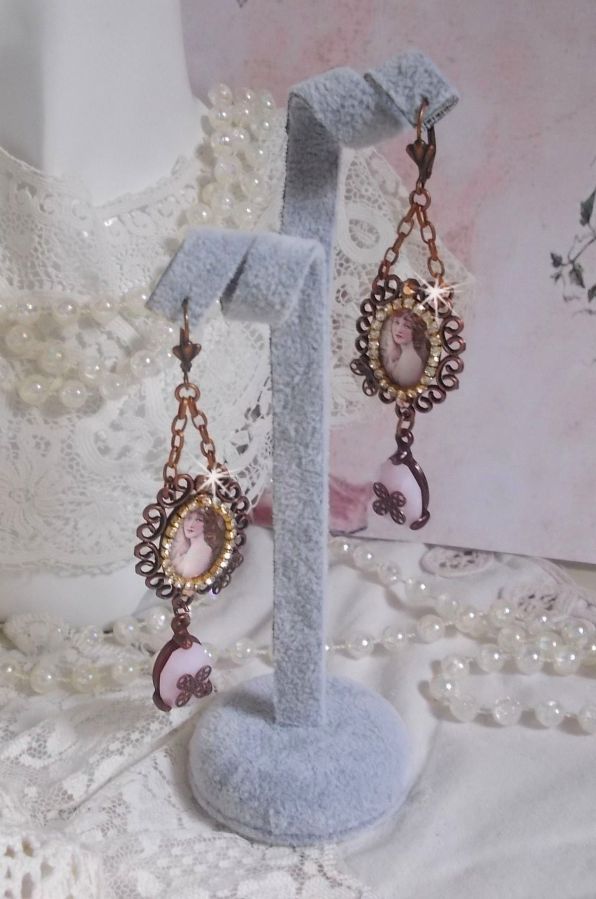 BO Blondy Roses gemaakt met PureCrystal cabochons, vergrootglas cabochons, medaillons en een strass ketting.