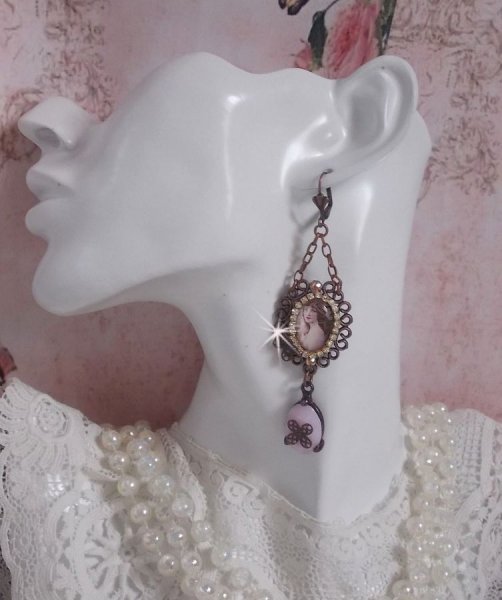 BO Blondy Roses gemaakt met PureCrystal cabochons, vergrootglas cabochons, medaillons en een strass ketting.