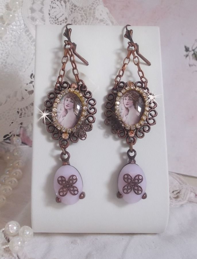 BO Blondy Roses gemaakt met PureCrystal cabochons, vergrootglas cabochons, medaillons en een strass ketting.