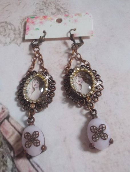 BO Blondy Roses gemaakt met PureCrystal cabochons, vergrootglas cabochons, medaillons en een strass ketting.