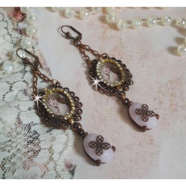 BO Blondy Roses gemaakt met PureCrystal cabochons, vergrootglas cabochons, medaillons en een strass ketting.