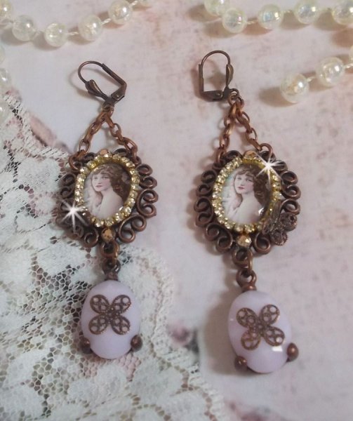 BO Blondy Roses gemaakt met PureCrystal cabochons, vergrootglas cabochons, medaillons en een strass ketting.