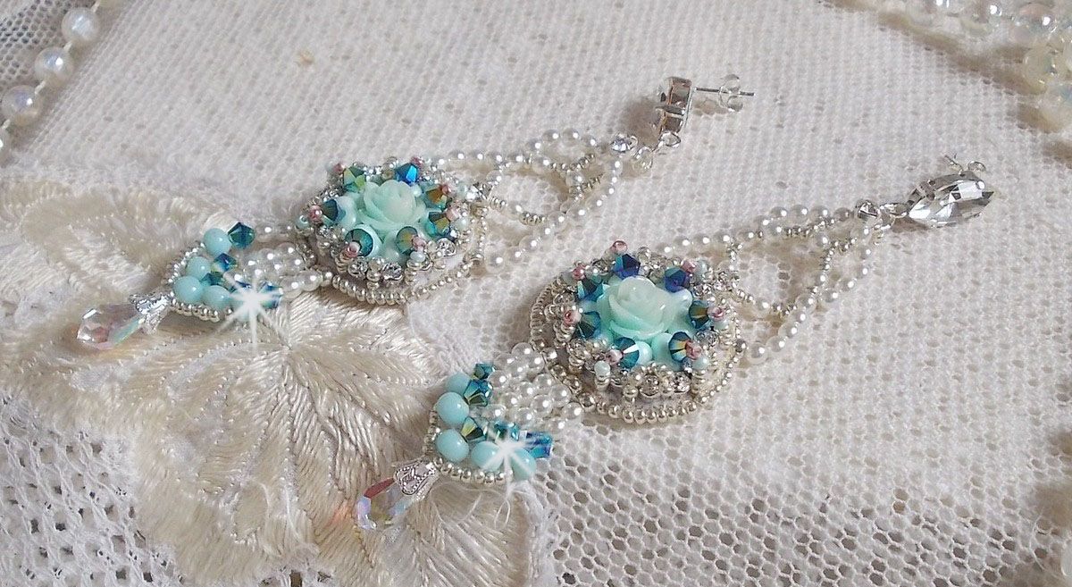 BO Blue Flowers Haute-Couture geborduurd met Swarovski kristallen, mintkleurige harscabochons, Miyuki-zaadkralen en 925/1000 zilveren knopjes.