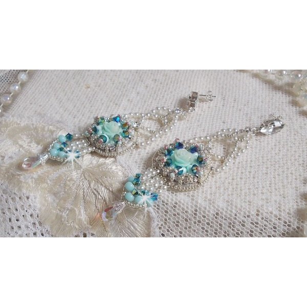 BO Blue Flowers Haute-Couture geborduurd met Swarovski kristallen, mintkleurige harscabochons, Miyuki-zaadkralen en 925/1000 zilveren knopjes.