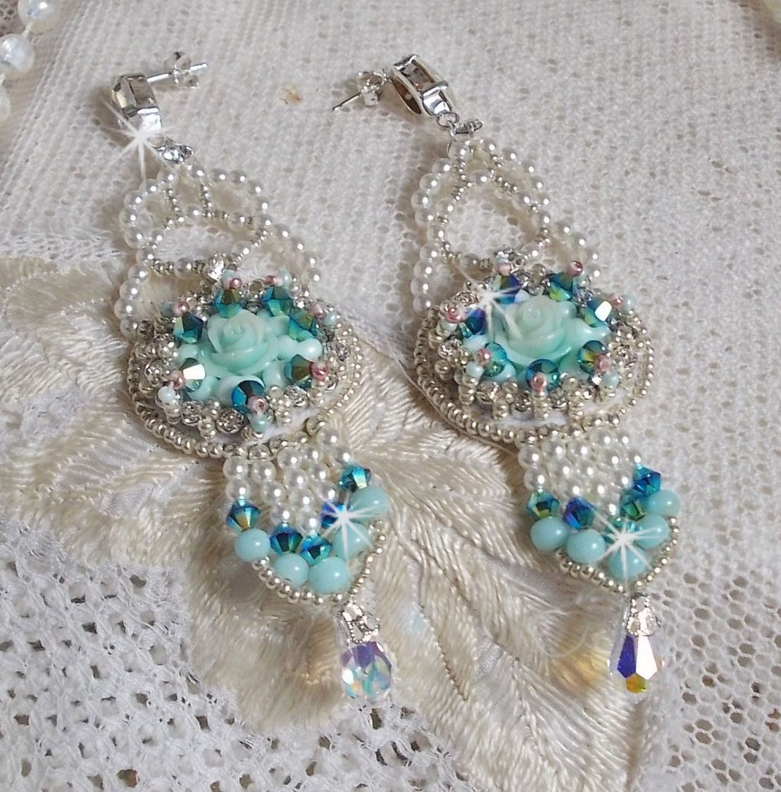 BO Blue Flowers Haute-Couture geborduurd met Swarovski kristallen, mintkleurige harscabochons, Miyuki-zaadkralen en 925/1000 zilveren knopjes.
