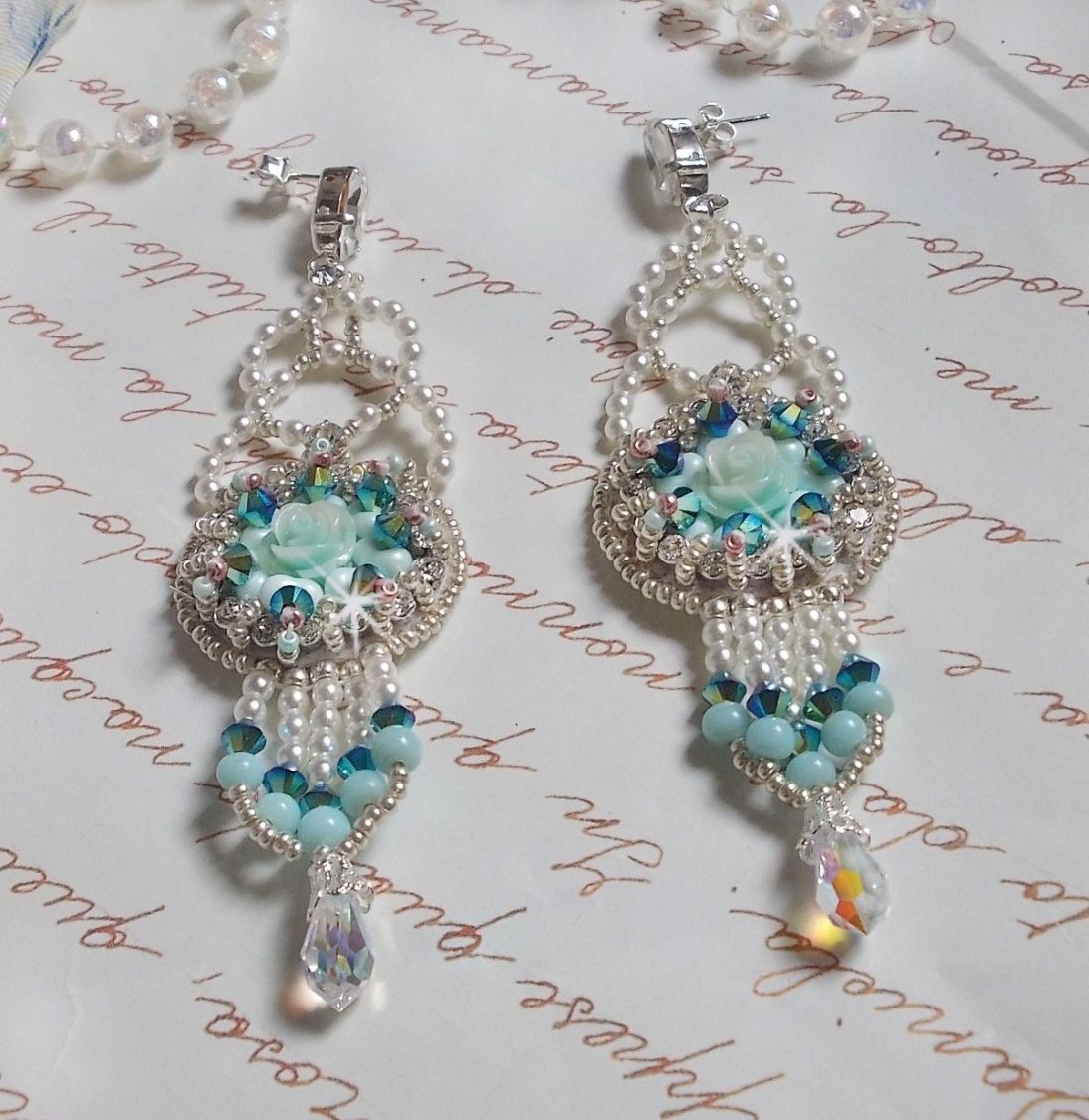 BO Blue Flowers Haute-Couture geborduurd met Swarovski kristallen, mintkleurige harscabochons, Miyuki-zaadkralen en 925/1000 zilveren knopjes.
