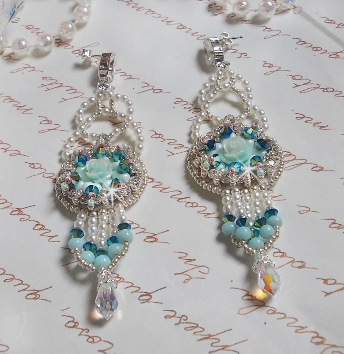 BO Blue Flowers Haute-Couture geborduurd met Swarovski kristallen, mintkleurige harscabochons, Miyuki-zaadkralen en 925/1000 zilveren knopjes.