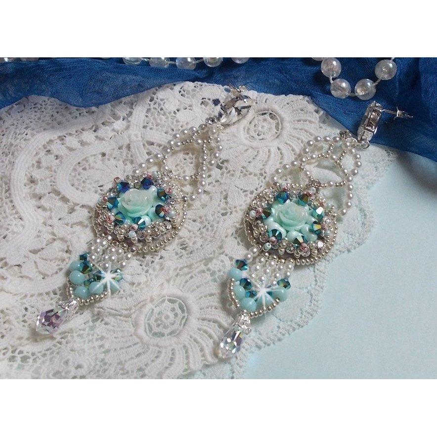 BO Blue Flowers Haute-Couture geborduurd met Swarovski kristallen, mintkleurige harscabochons, Miyuki-zaadkralen en 925/1000 zilveren knopjes.