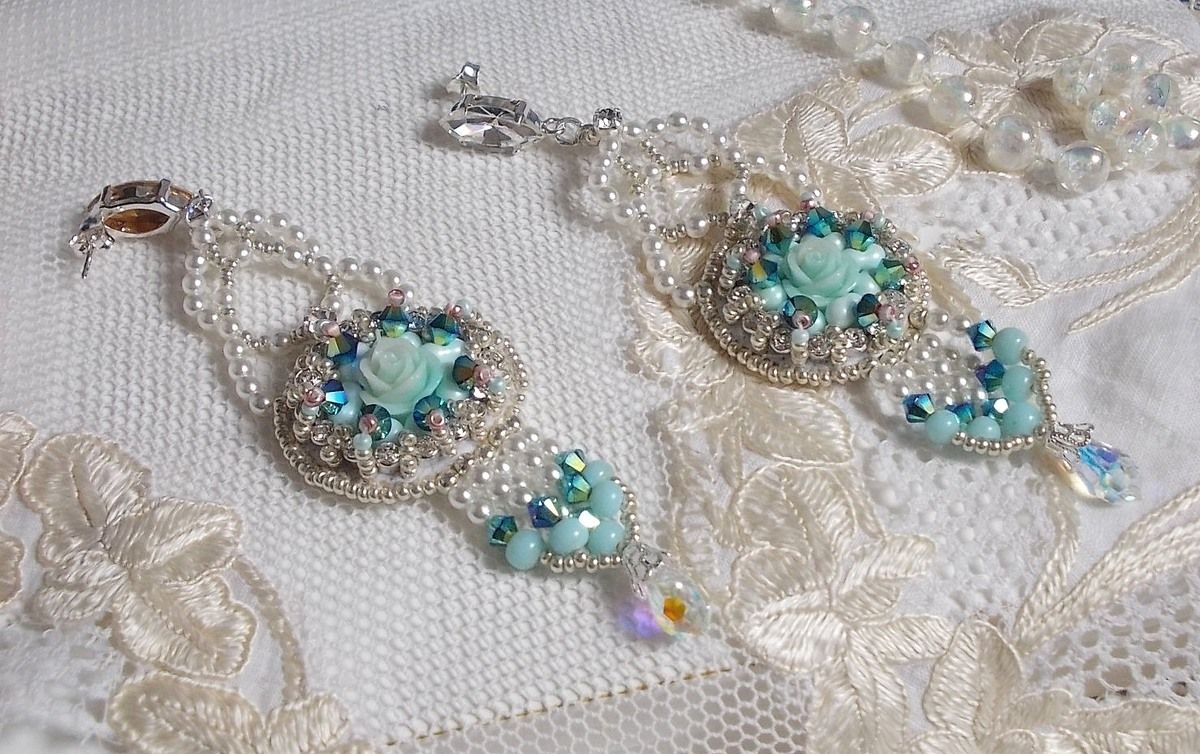 BO Blue Flowers Haute-Couture geborduurd met Swarovski kristallen, mintkleurige harscabochons, Miyuki-zaadkralen en 925/1000 zilveren knopjes.