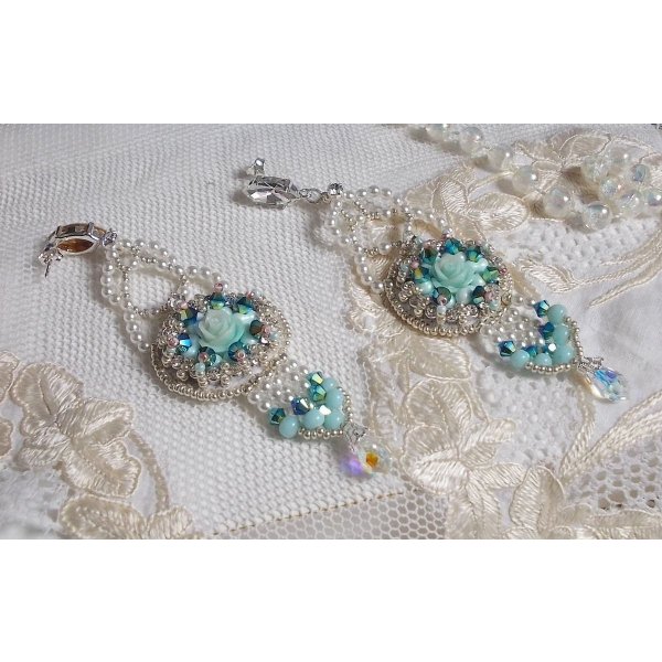BO Blue Flowers Haute-Couture geborduurd met Swarovski kristallen, mintkleurige harscabochons, Miyuki-zaadkralen en 925/1000 zilveren knopjes.