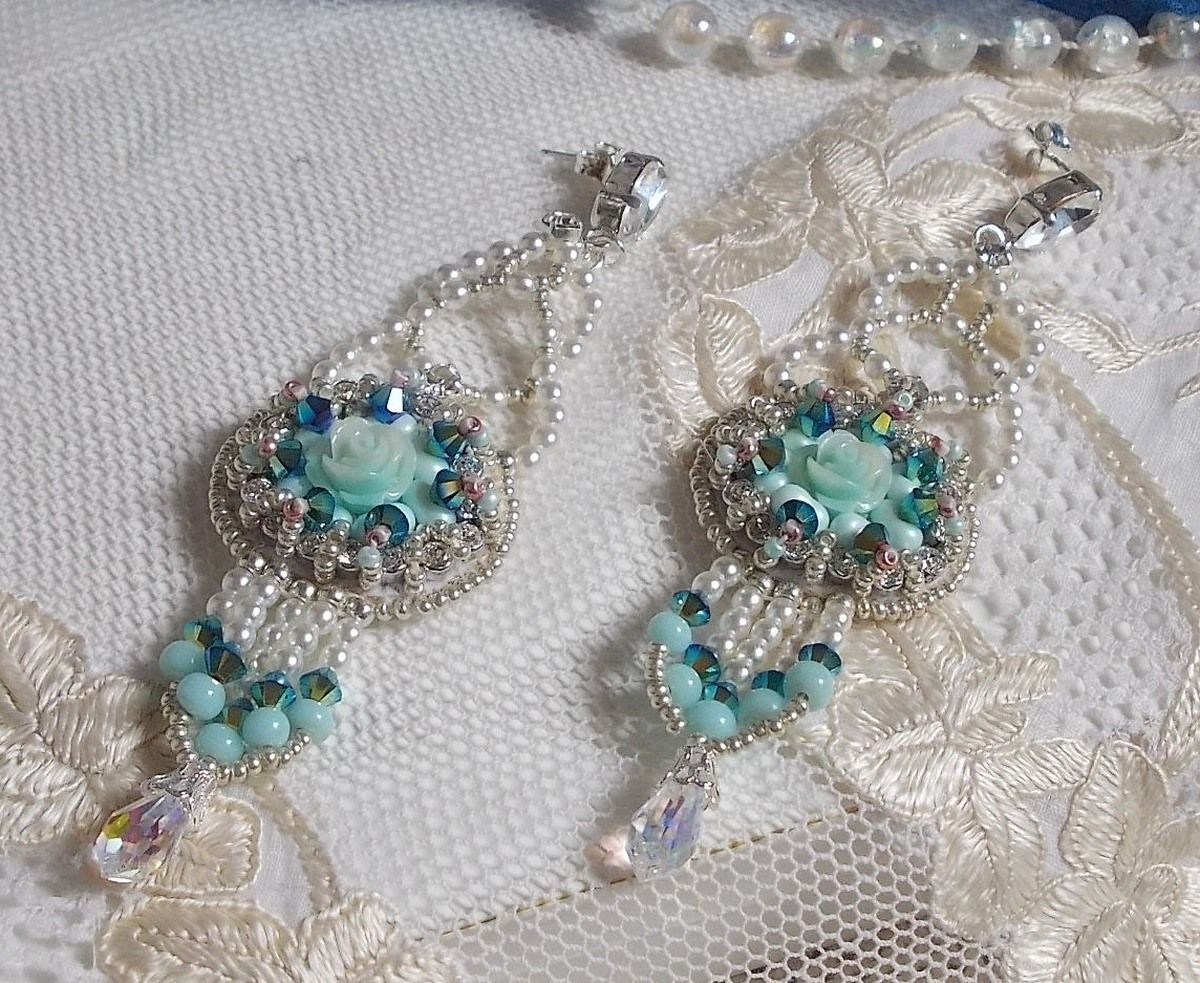 BO Blue Flowers Haute-Couture geborduurd met Swarovski kristallen, mintkleurige harscabochons, Miyuki-zaadkralen en 925/1000 zilveren knopjes.