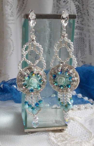 BO Blue Flowers Haute-Couture geborduurd met Swarovski kristallen, mintkleurige harscabochons, Miyuki-zaadkralen en 925/1000 zilveren knopjes.