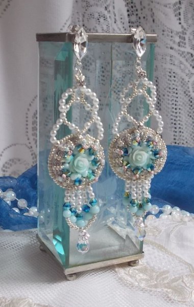 BO Blue Flowers Haute-Couture geborduurd met Swarovski kristallen, mintkleurige harscabochons, Miyuki-zaadkralen en 925/1000 zilveren knopjes.