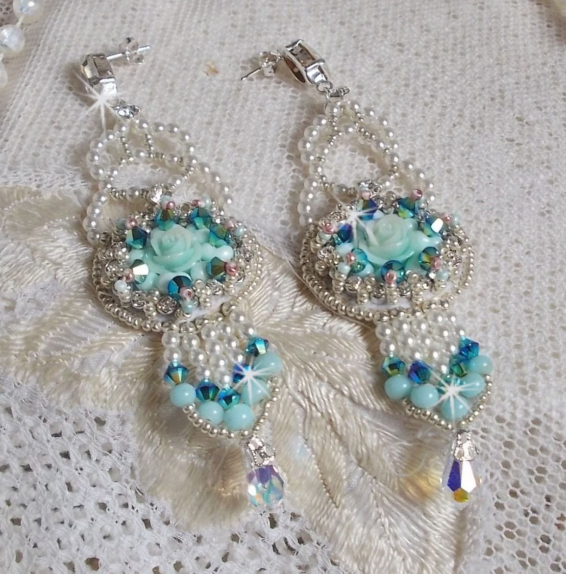 BO Blue Flowers Haute-Couture geborduurd met Swarovski kristallen, mintkleurige harscabochons, Miyuki-zaadkralen en 925/1000 zilveren knopjes.