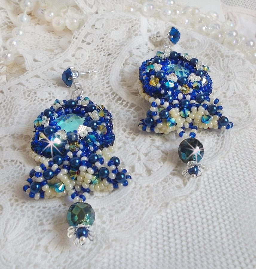 BO Blue Palace Haute-Couture geborduurd met Swarovski kristallen, parels, filigraanstempels en 925/1000 zilveren cabochonhouders.
