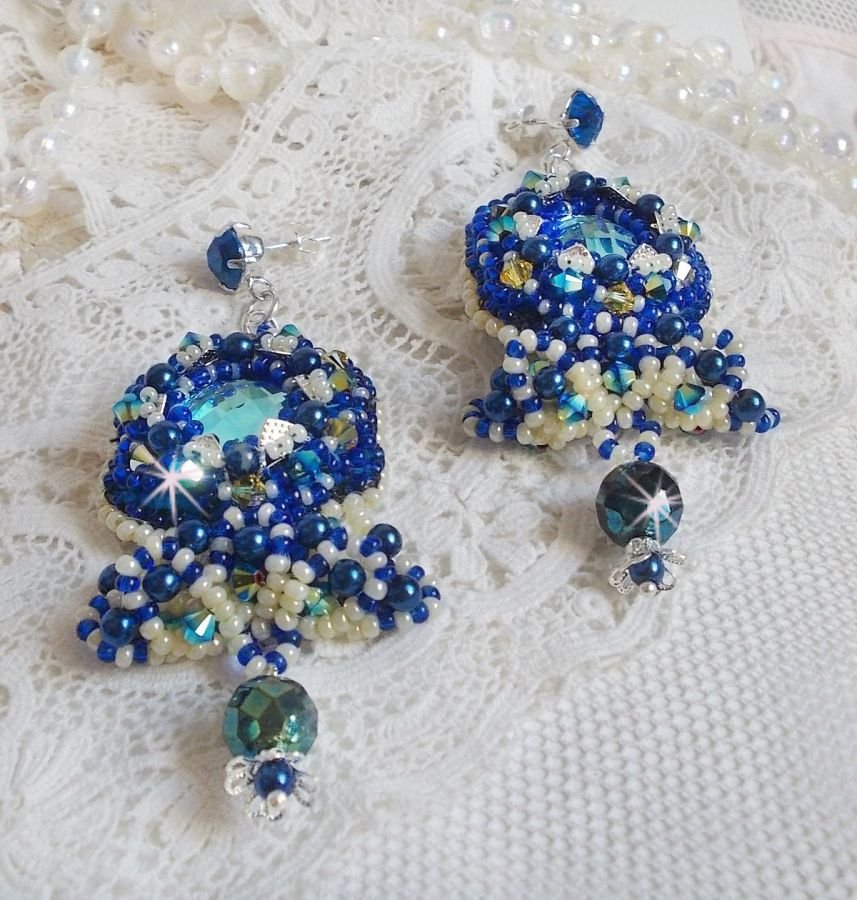 BO Blue Palace Haute-Couture geborduurd met Swarovski kristallen, parels, filigraanstempels en 925/1000 zilveren cabochonhouders.