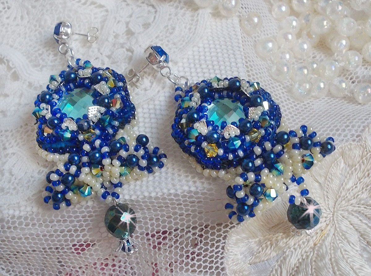BO Blue Palace Haute-Couture geborduurd met Swarovski kristallen, parels, filigraanstempels en 925/1000 zilveren cabochonhouders.