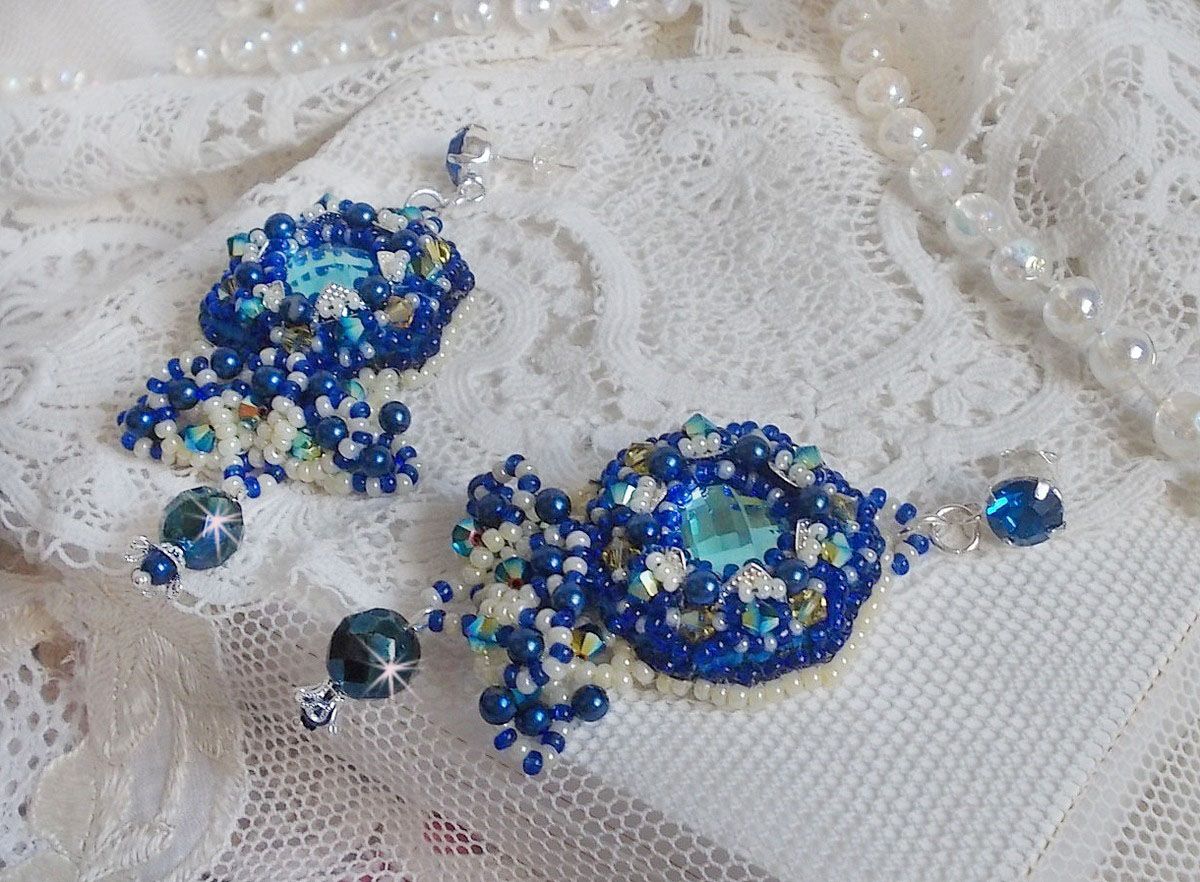 BO Blue Palace Haute-Couture geborduurd met Swarovski kristallen, parels, filigraanstempels en 925/1000 zilveren cabochonhouders.