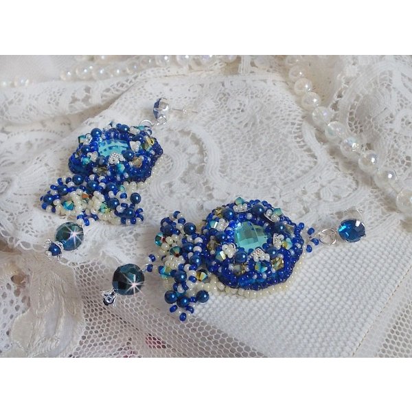 BO Blue Palace Haute-Couture geborduurd met Swarovski kristallen, parels, filigraanstempels en 925/1000 zilveren cabochonhouders.