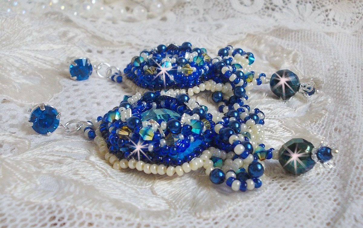BO Blue Palace Haute-Couture geborduurd met Swarovski kristallen, parels, filigraanstempels en 925/1000 zilveren cabochonhouders.