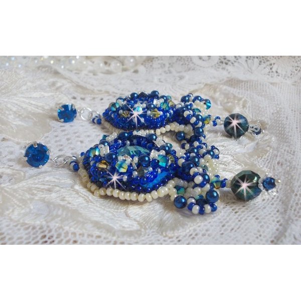 BO Blue Palace Haute-Couture geborduurd met Swarovski kristallen, parels, filigraanstempels en 925/1000 zilveren cabochonhouders.