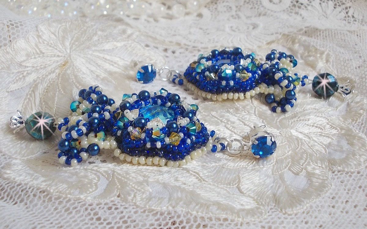 BO Blue Palace Haute-Couture geborduurd met Swarovski kristallen, parels, filigraanstempels en 925/1000 zilveren cabochonhouders.