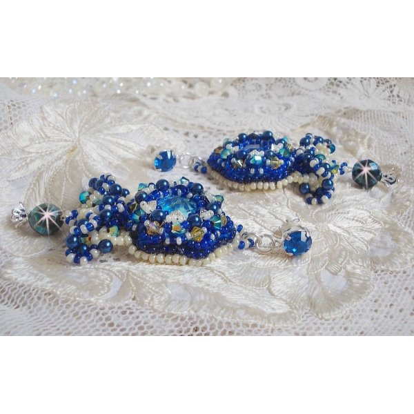 BO Blue Palace Haute-Couture geborduurd met Swarovski kristallen, parels, filigraanstempels en 925/1000 zilveren cabochonhouders.