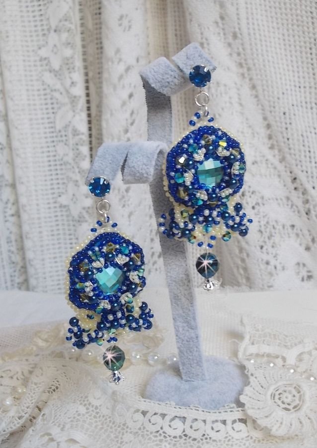 BO Blue Palace Haute-Couture geborduurd met Swarovski kristallen, parels, filigraanstempels en 925/1000 zilveren cabochonhouders.