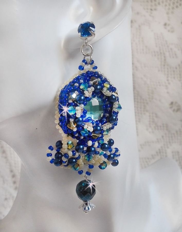 BO Blue Palace Haute-Couture geborduurd met Swarovski kristallen, parels, filigraanstempels en 925/1000 zilveren cabochonhouders.