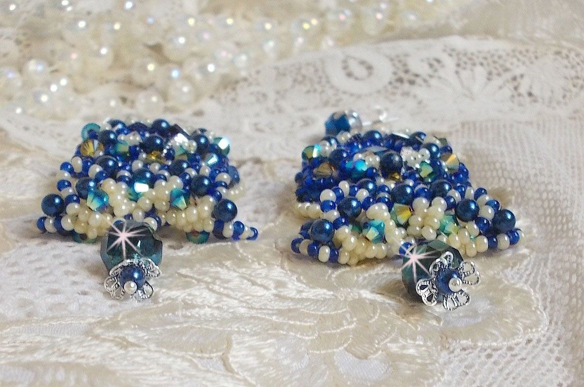 BO Blue Palace Haute-Couture geborduurd met Swarovski kristallen, parels, filigraanstempels en 925/1000 zilveren cabochonhouders.