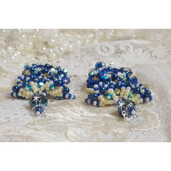 BO Blue Palace Haute-Couture geborduurd met Swarovski kristallen, parels, filigraanstempels en 925/1000 zilveren cabochonhouders.